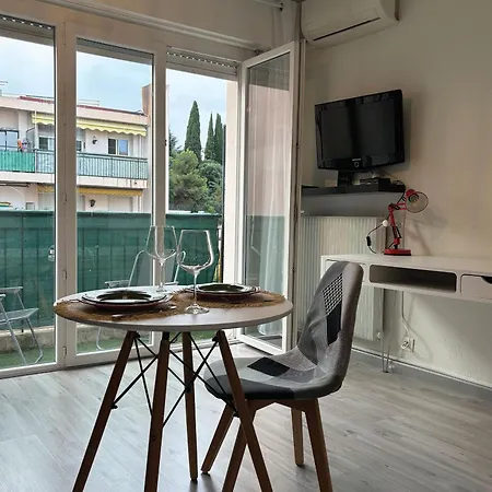 Charming In 2-min Walk To The Sea Apartment